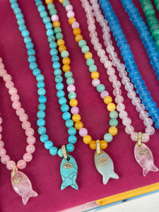 Short beads necklace with lucky fish pink