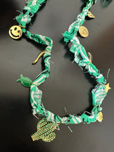 Carica l&#39;immagine nel visualizzatore di Gallery, Collana bandana con charms portafortuna verde