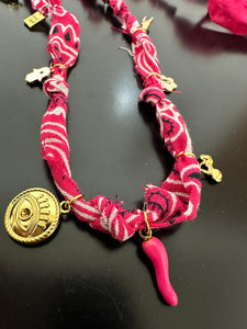 Collana bandana con charms portafortuna fuxia