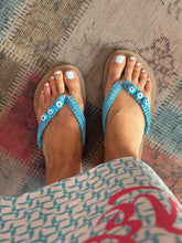 Load image into Gallery viewer, Havaianas flip flops gold 39-40