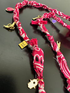 Collana bandana con charms portafortuna fuxia