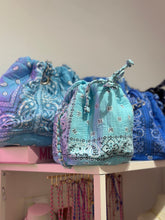 Load image into Gallery viewer, Bandana bucket bag medium blue