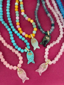 Short beads necklace with lucky fish multucolor