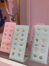 Load image into Gallery viewer, Studs earrings eye color