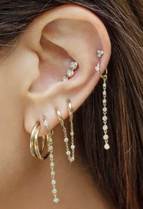 Double Huggie Earrings con catena